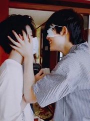 白虎一线天吃瓜
